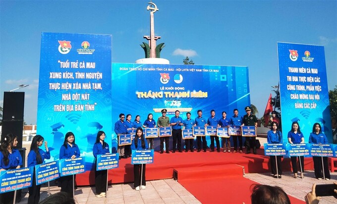 Đại diện các đoàn trực thuộc nhận cờ thi đua từ Ban Chỉ đạo Tháng thanh niên năm 2025 cấp tỉnh