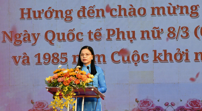 Bà Phan Thị Diễm - Chủ tịch Hội Liên hiệp Phụ nữ tỉnh An Giang phát biểu khai mạc Ngày hội và phát động hưởng ứng Tuần lễ áo dài Việt Nam năm 2025