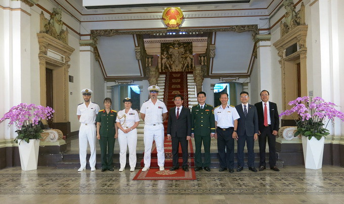 Phó Chủ tịch Thường trực UBND Thành phố Dương Ngọc Hải cùng Đoàn chỉ huy tàu hộ tống đa nhiệm Provence chụp hình lưu niệm sau buổi tiếp