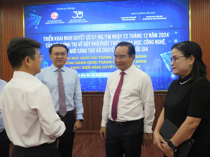 Chủ tịch UBND TP. HCM Nguyễn Văn Được trao đổi với các chuyên gia tại hội thảo