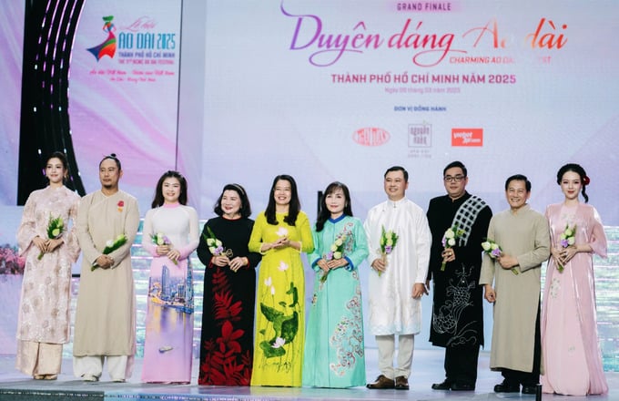 Ban giám khảo cuộc thi Duyên dáng Áo dài TP. HCM (Ảnh: Thanh Hiệp/Báo Tuổi Trẻ)