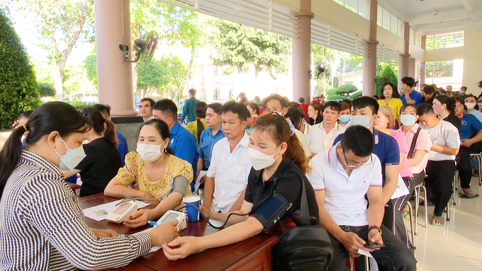 Các tình nguyện viên kiểm tra sức khỏe trước khi tham gia hiến máu
