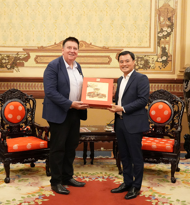 Phó Chủ tịch UBND Thành phố Bùi Xuân Cường tặng quà lưu niệm Thị trưởng Thành phố Port Hedland Peter Carter