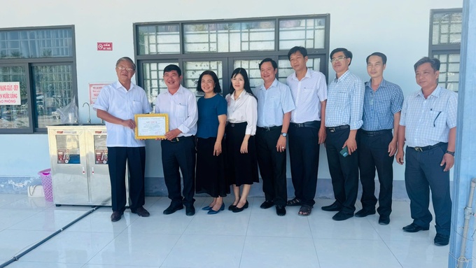 Bí thư Huyện ủy Tri Tôn Cao Quang Liêm bàn giao máy lọc nước cho Trường THCS Lê Hồng Phong  