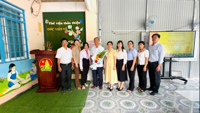 Bí thư Huyện ủy Tri Tôn Cao Quang Liêm bàn giao máy lọc nước cho Trường THCS An Tức  