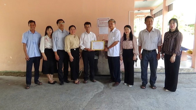 Bí thư Huyện ủy Tri Tôn Cao Quang Liêm bàn giao máy lọc nước cho Trường Tiểu học Lê Trì