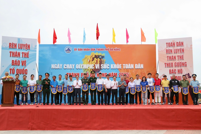 Ban tổ chức trao cờ lưu niệm cho các đơn vị tham gia