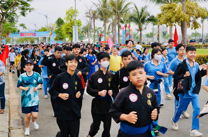 2.400 người tham gia nội dung chạy bộ đồng hành 2km