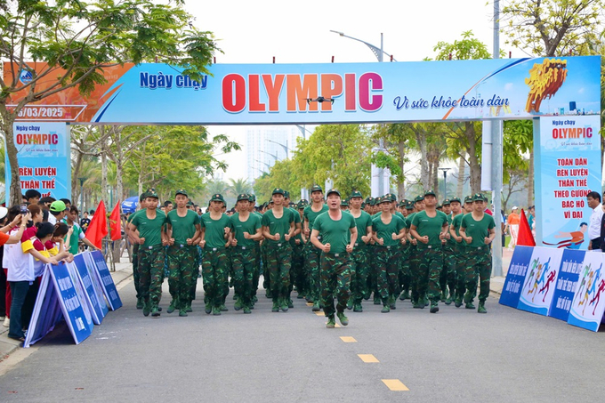 Các lực lượng tham gia nội dung thi chạy đều tập thể