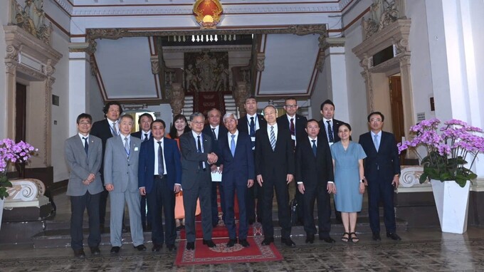 Phó Chủ tịch UBND TP. HCM Võ Văn Hoan và ông Yoshiki Onoi, Chủ tịch Ủy ban Xúc tiến ngoại giao nhân dân Nhật Bản – Việt Nam chụp ảnh lưu niệm cùng thành viên hai bên đoàn sau buổi tiếp