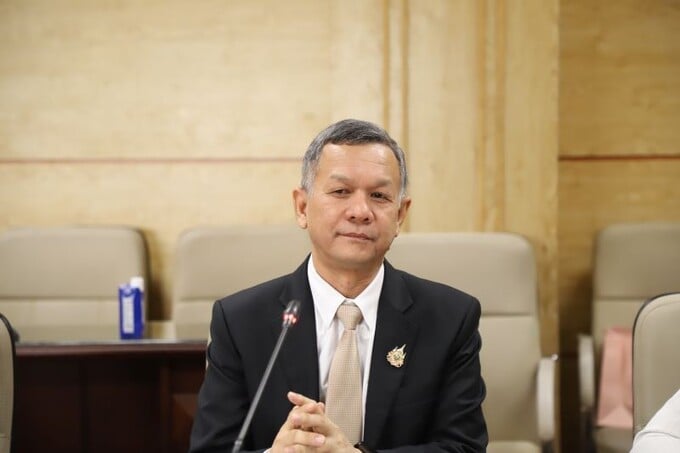 Tiến sĩ Pongsadhorn Pokpermdee - Phó Bí thư thường trực Bộ Y tế công cộng Thái Lan phát biểu tại buổi tiếp