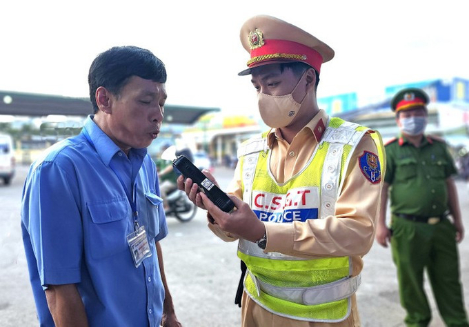Cán bộ Công an TP. Pleiku kiểm tra nồng độ cồn người điều khiển phương tiện tham gia giao thông (Ảnh: Báo Gia Lai)