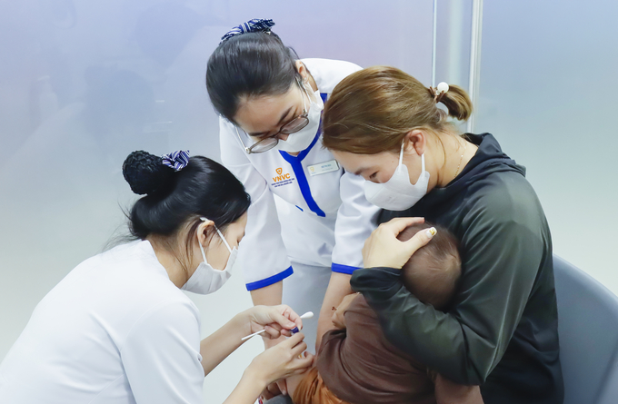Trẻ tiêm vaccine sởi phòng bệnh tại VNVC (Ảnh: Lý Vi)