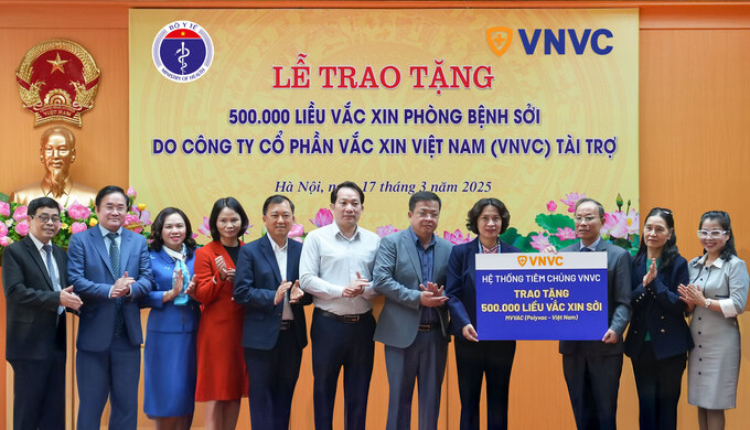 Đại diện Hệ thống tiêm chủng VNVC, ThS.BS Nghiêm Trần Dũng trao tặng 500.000 liều vaccine sởi (MVVAC) cho Thứ trưởng Bộ Y tế Nguyễn Thị Liên Hương