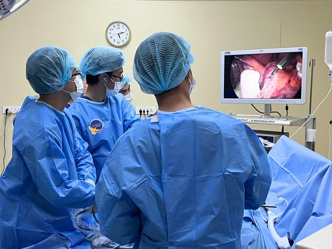 Ca mổ được thực hiện hoàn toàn bằng phẫu thuật nội soi và kéo dài gần 8 giờ (Ảnh: BVCC)