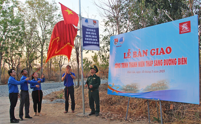 Bàn giao công trình thanh niên “Thắp sáng đường biên” dài 2 km tại xã Ia Rvê