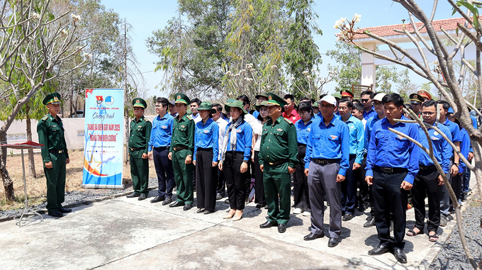 Dâng hương tưởng niệm tại Nhà bia ghi danh liệt sĩ tại Đồn Biên phòng Ea H’Leo