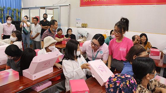 Bệnh viện Ung bướu TP. Cần Thơ phối hợp với Mạng lưới Ung thư Vú Việt Nam tổ chức chương trình trao tặng 100 bộ tóc giả cho bệnh nhân ung thư