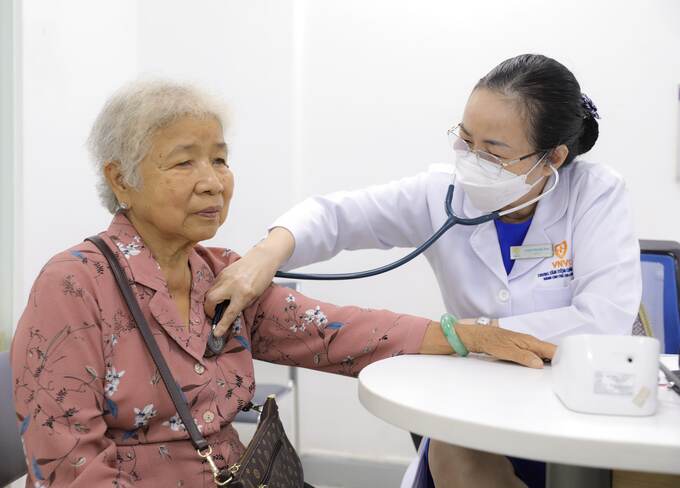 Người cao tuổi được bác sĩ VNVC khám sàng lọc kỹ trước tiêm vắc xin (Ảnh: Hoàng Quyền)