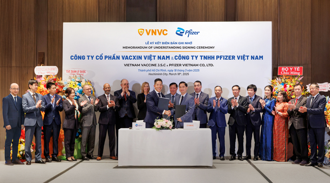 Ông Darrell Oh, Tổng Giám đốc Pfizer Việt Nam và ông Ngô Chí Dũng, Chủ tịch Hội đồng Quản trị kiêm Tổng Giám đốc Hệ thống tiêm chủng VNVC và Nhà máy Vắc xin và Sinh phẩm VNVC ký biên bản ghi nhớ hợp tác trong lĩnh vực sản xuất vắc xin