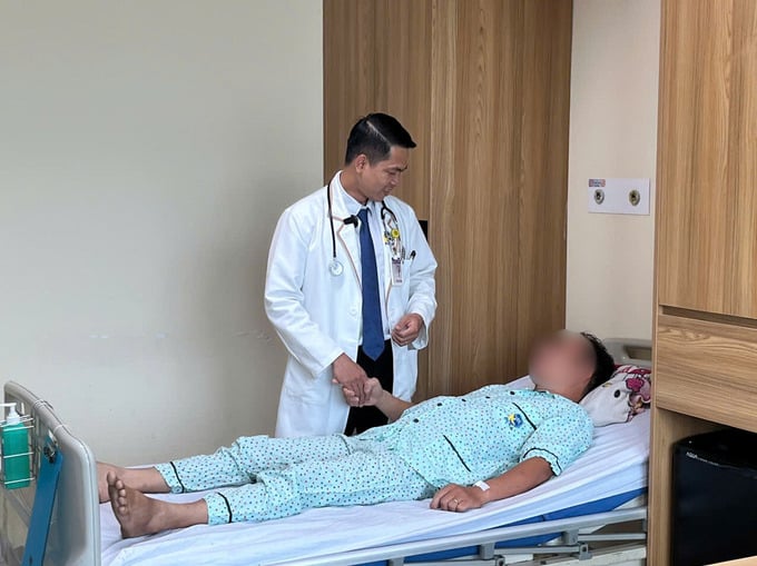 Bác sĩ thăm khám lại cho bệnh nhân (Ảnh: BVCC)
