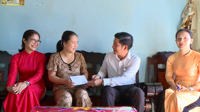 Ông Đặng Huy Quang - Phó chủ tịch UBND TP. Bà Rịa tặng quà cho các hộ khó khăn (Ảnh: Trần Phát)