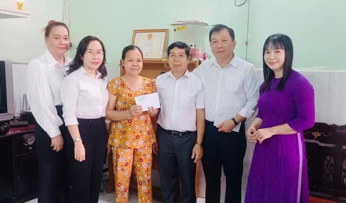 Ông Trần Kim Vĩnh Lộc, Chủ tịch Liên đoàn Lao động TP. Bà Rịa tặng quà cho các hộ khó khăn