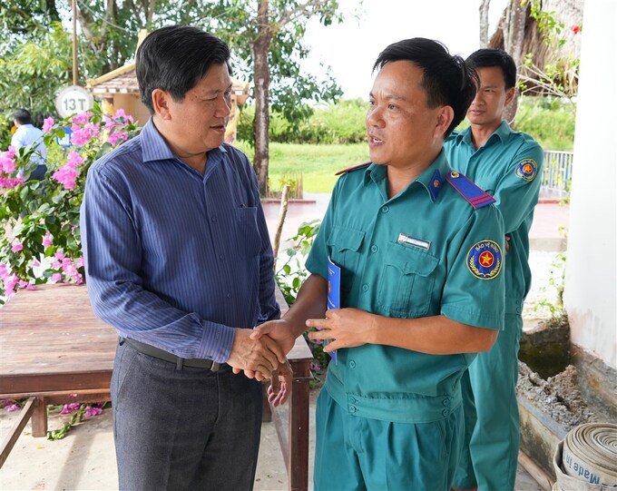 Phó Chủ tịch UBND tỉnh Lê Văn Sử (bìa trái) động viên, tặng quà cho lực lượng bảo vệ rừng tại vườn quốc gia U Minh Hạ
