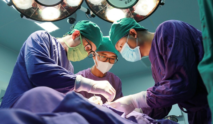 Ê-kíp phẫu thuật đã tiến hành loại bỏ máu tụ, khâu lại bao trắng tinh hoàn để bảo tồn cơ quan này và đặt dẫn lưu