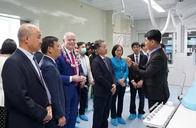 Lãnh đạo thành phố và ông Erich Johann Lejeune cùng các đại biểu tham quan hệ thống DSA