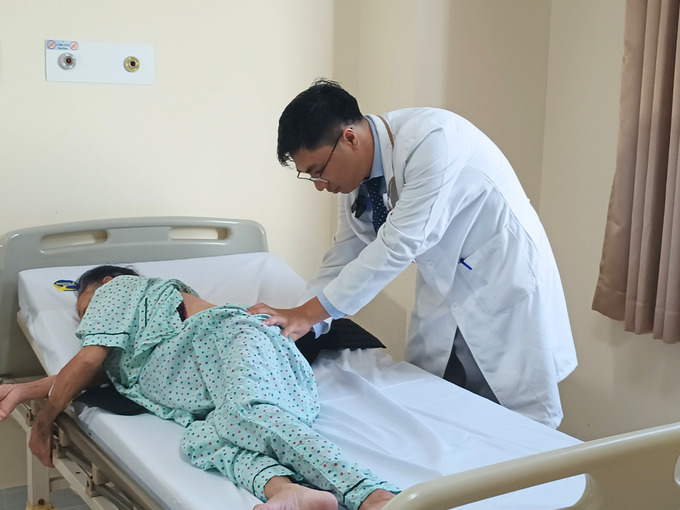 Bác sĩ thăm khám lại cho bệnh nhân (Ảnh: BVCC)