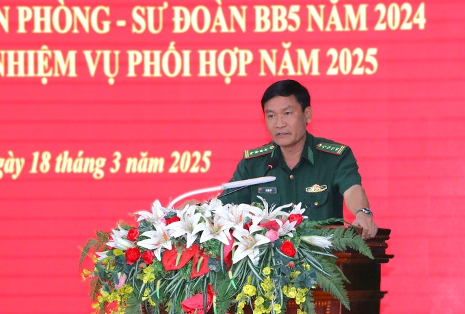 Đại tá Lê Văn Vỹ - Chỉ huy Trưởng Bộ đội Biên phòng tỉnh báo cáo tại hội nghị