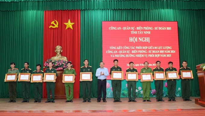 Đại diện các tập thể được nhận bằng khen của UBND tỉnh tại hội nghị