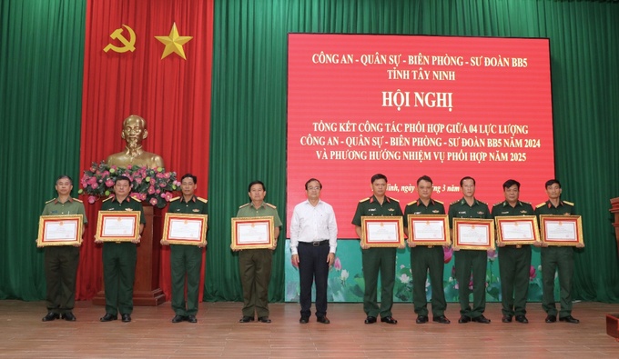 Các cá nhân được nhận bằng khen của UBND tỉnh tại hội nghị