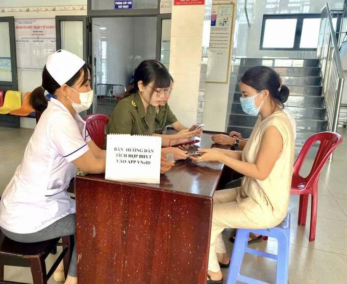 Người dân tích hợp thẻ BHYT, SSKĐT trên ứng dụng VneID tại các cơ sở y tế trên địa bàn tỉnh