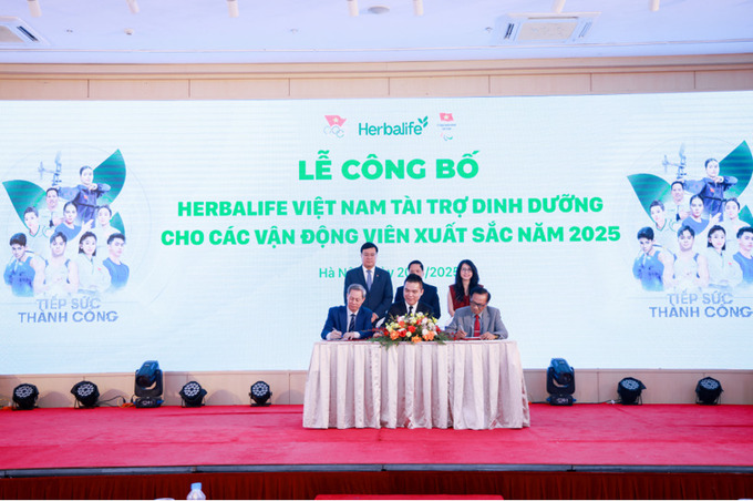 Đại diện Herbalife Việt Nam trong buổi lễ ký kết