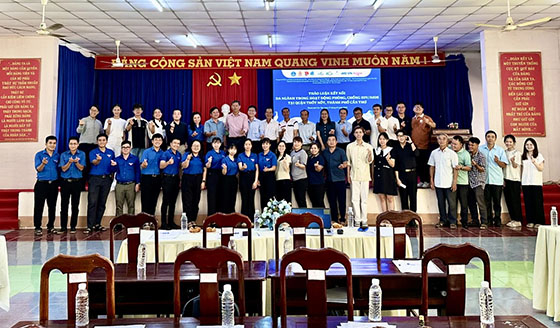 Các đại biểu tham dự chương trình chụp hình lưu niệm