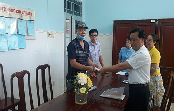 BS.CKI Nguyễn Thanh Lâm, đại diện tổ công tác xã hội trao tiền cho người nhà của bệnh nhân Trần thị Kim Khoa