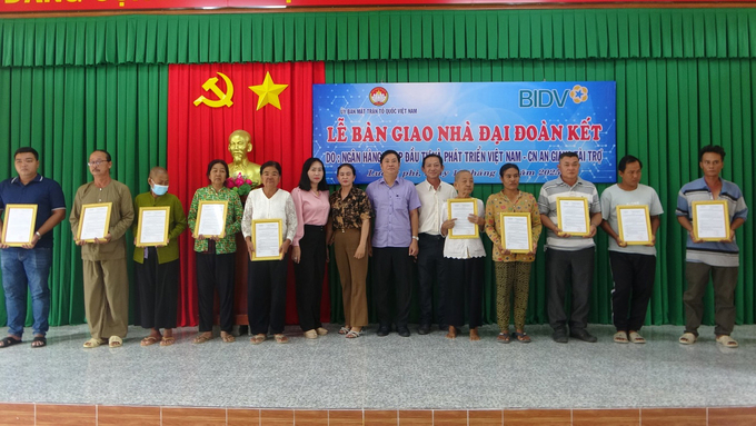 Huyện Tri Tôn bàn giao 30 căn nhà Đại đoàn kết