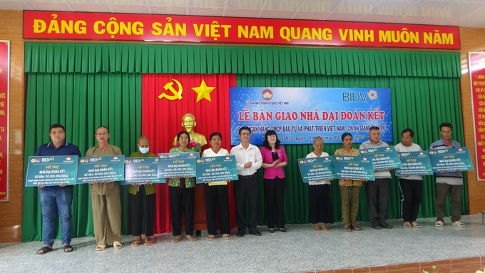 Huyện Tri Tôn bàn giao 30 căn nhà Đại đoàn kết