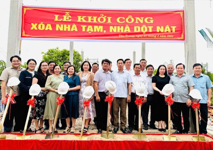 Đại biểu thực hiện lễ khởi công xóa nhà tạm, nhà dột nát trên địa bàn huyện Đầm Dơi