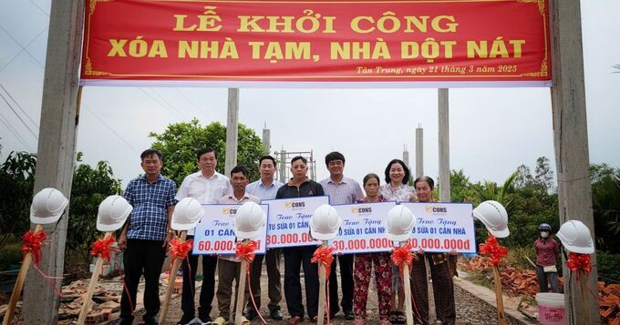 Trao tặng kính phí xây mới và sửa chữa nhà cho các hộ nghèo, hộ cận nghèo trên địa bàn huyện Đầm Dơi