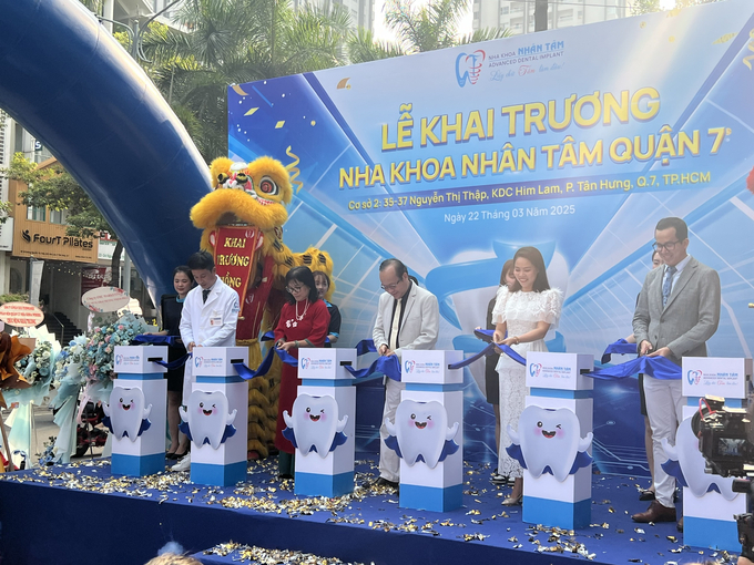 Lãnh đạo hệ thống Nha khoa Quốc tế Nhân Tâm cắt băng khánh thành, khai trương chi nhánh quận 7