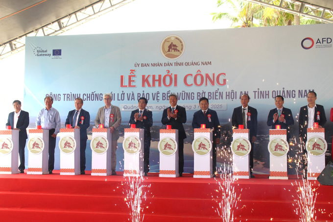 Nghi thức ấn nút khởi công Dự án chống xói lở và bảo vệ bền vững bờ biển Hội An
