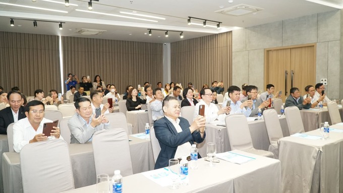 Các đại biểu tham dự buổi lễ thực hiện quét mã QR ủng hộ kinh phí cho “Quỹ hỗ trợ người bệnh chiến thắng bệnh lao” (ảnh: Quang Nhật)