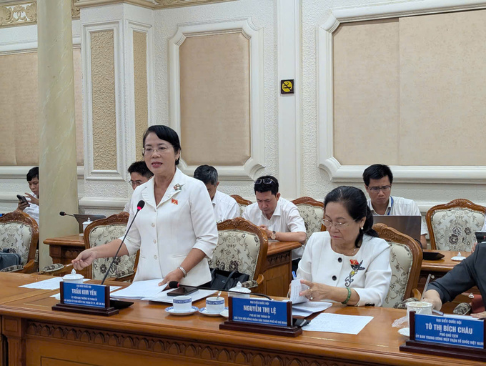 Chủ nhiệm Uỷ ban Kiểm tra Thành uỷ Trần Kim Yến góp ý tại buổi giám sát