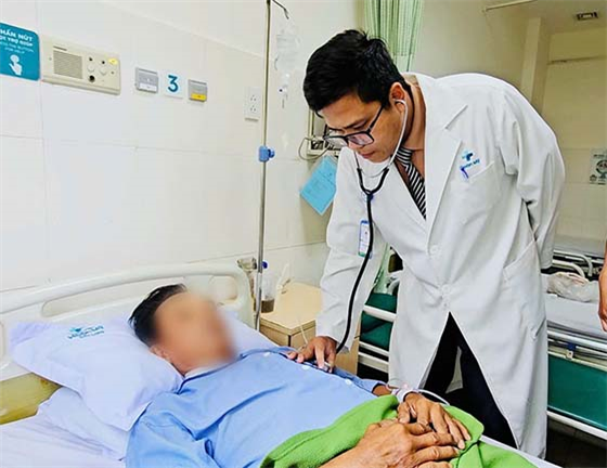 Bác sĩ thăm khám cho bệnh nhân