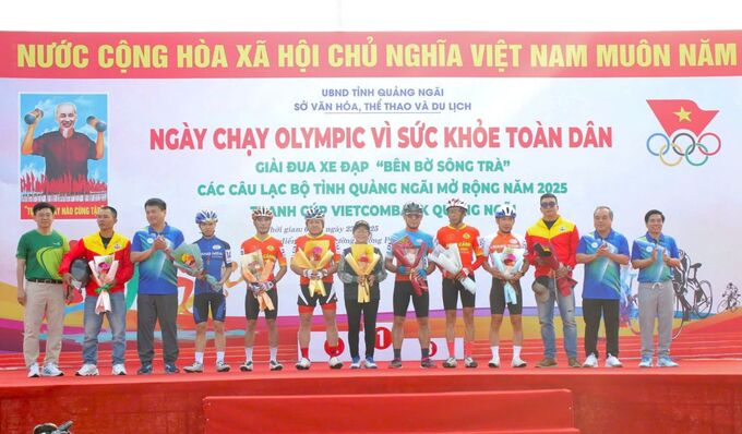 Lãnh đạo tỉnh tặng hoa cho các đoàn đua xe đạp