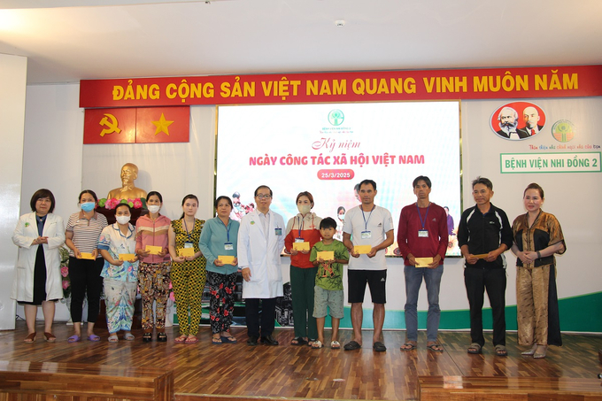 Trong dịp này, Bệnh viện Nhi đồng 2 tiếp tục trao các phần quà là viện phí cho các gia đình bệnh nhi có hoàn cảnh khó khăn