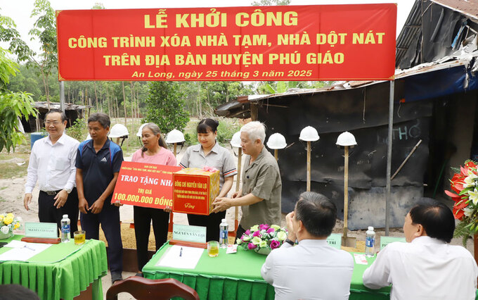 Ông Nguyễn Văn Lợi - Bí thư tỉnh Bình Dương và đoàn công tác trao tặng kinh phí xây nhà và quà cho người dân gặp khó khăn về nhà ở trên địa bàn xã An Long, huyện Phú Giáo